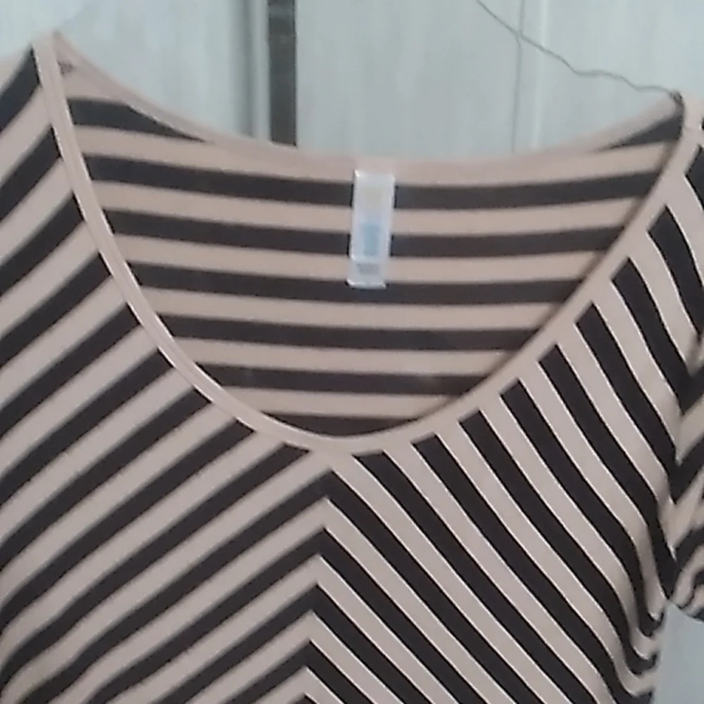 LulaRoe Small Tan Black Zig Zag Stripes Short Sleeves Top Like New - Picture 3 of 7